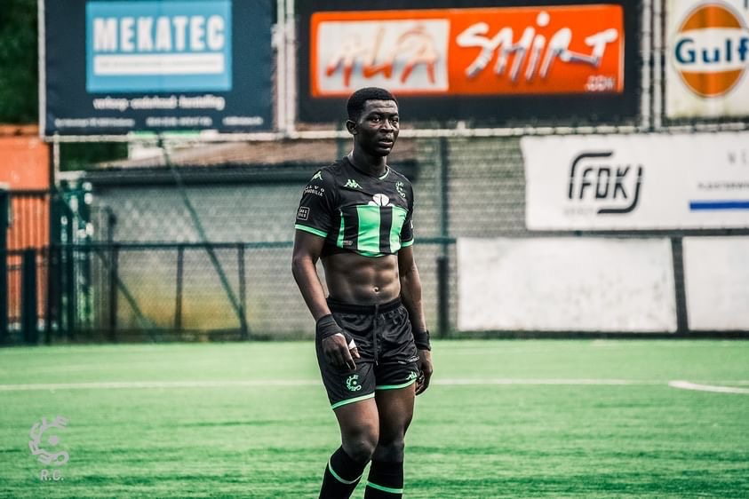 Emmanuel Kakou se préparant pour un match