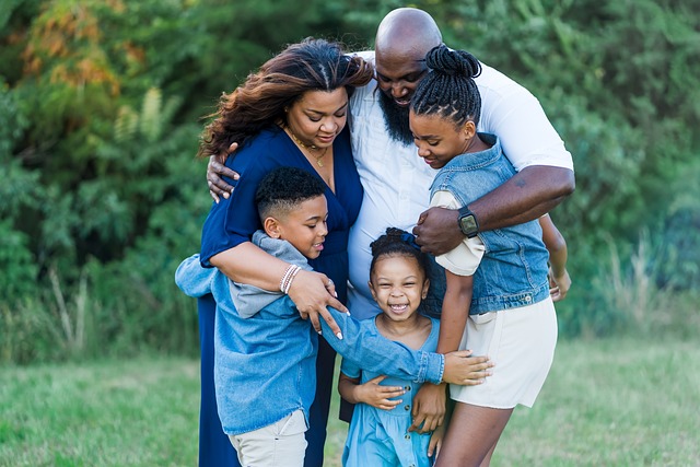 Familia feliz usando tecnología