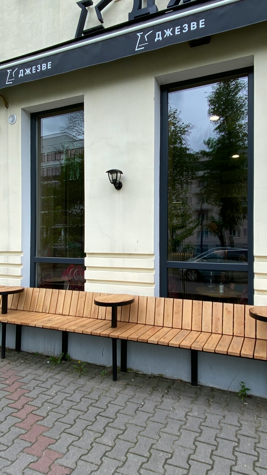 The Kimberly Tavern outdoor seating area