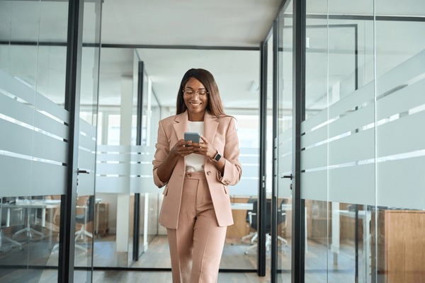 Mulher elegante e feliz usando celular